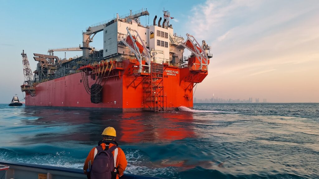 floating vessel for natural gas liquefaction
