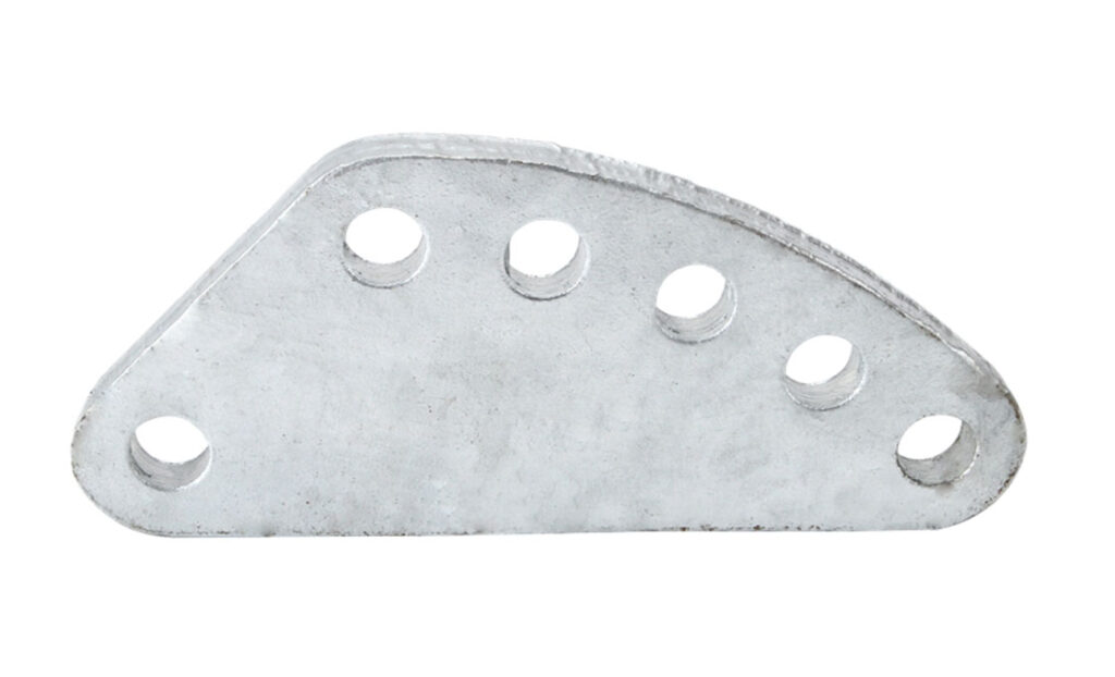 Yoke plates connect insulators in suspension strings