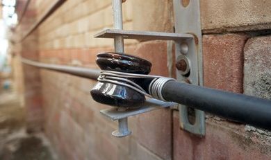 Shackle insulators prevent faulty currents