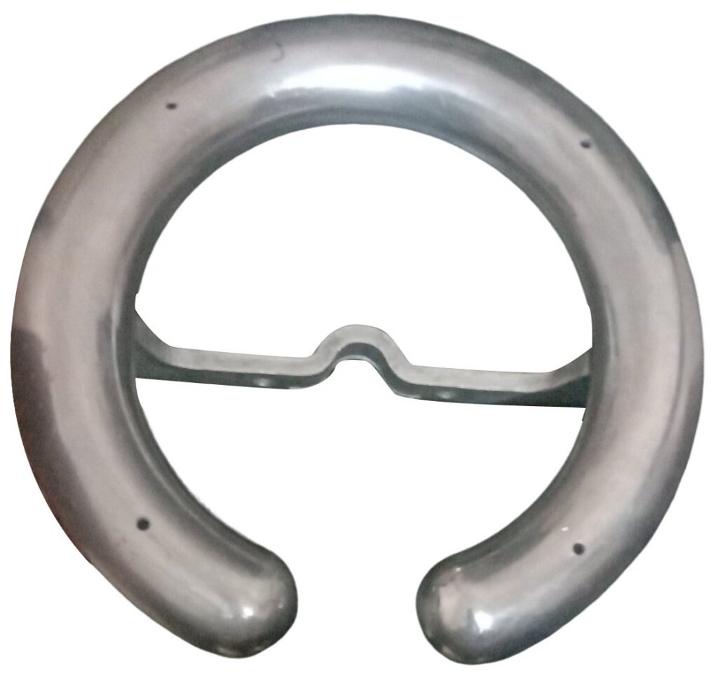 Corona ring reducing electric fields