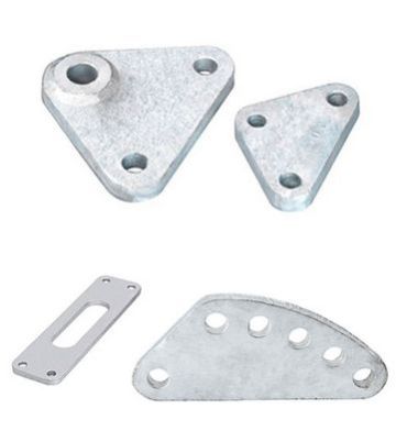 Strain plates link the insulator assemblies