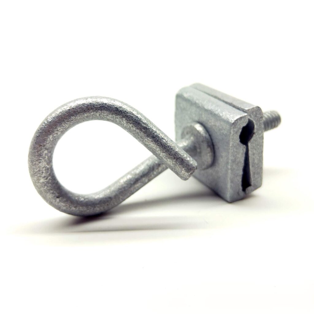 Span clamps fix pipelines to beams and poles
